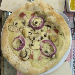 Pizza carbonara at Santa y Pura in Madrid