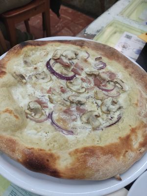 Pizza carbonara at Santa y Pura in Madrid