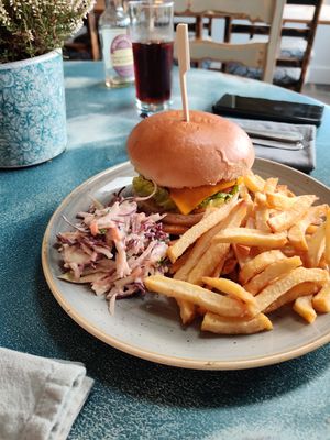 Moving mountain cheeseburger at Harp & Crown in Corsham