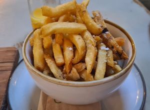 Simple but well-seasoned chips at Harp & Crown in Corsham