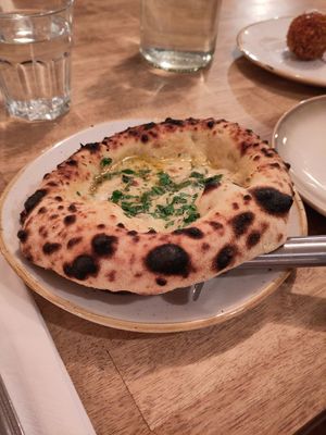 Vherbal kitchen take over: Garlic mozz pizzette at Harp & Crown in Corsham