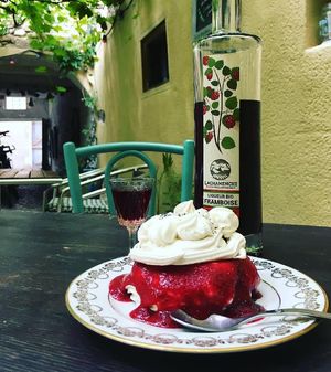 Pavlova en dessert at Les Petits Fourneaux in Die