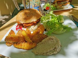 Leckerer veganer Burger. at Les Petits Fourneaux in Die