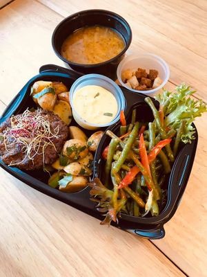 French onion soup and plant based beef with vegetables and sauce at Veggieday.dk in Dragoer