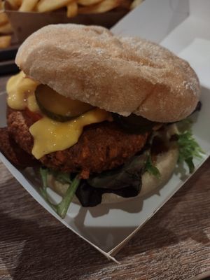 Vegan baconcheeseburger at Friterie Chasse Patat in Ghent