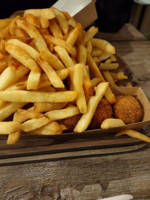 Fries with vegan "bitterballen" at Friterie Chasse Patat in Ghent