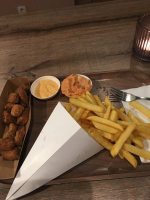 Vegan fried chicken en andalouse sauce with a traditional pointy bag of fries  at Friterie Chasse Patat in Ghent