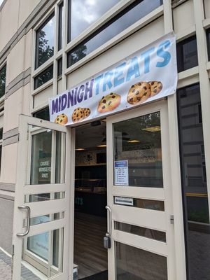 The store front at MidnighTreats in Reston