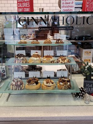 Cinnamon rolls galore 😋 at Cinnaholic in Pigeon Forge