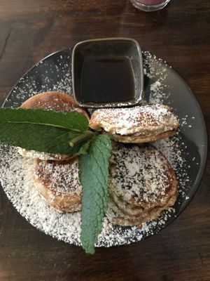 Apfel-Zimt Pfannkuchen mit Ahornsirup   at Café Fräulein Männl in Weinheim