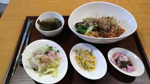 삼색 소보로 덮밥 Soboro rice bowl set at Ooh Breado Teobachae - 터바채 비건 레스토랑 in Seoul