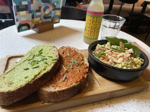 Klutsvrij: very tasty with tofu (?), cauliflower, chives and roasted coconut flakes; and 2 slices of tasty wholegrain bread with spreads. 
The Kumasi Gassi drink tastes like lychee, but a bit more sour/fresh. at Anne&Max - Domkwartier in Utrecht