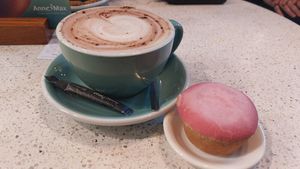 Vegan roze koek en pure choco at Anne&Max - Domkwartier in Utrecht