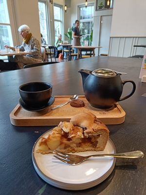 Vegan apple pie and a pot of tea at Anne&Max - Domkwartier in Utrecht