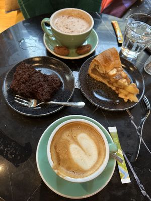 Vegan chai latte, flat white, chocolate cake and apple pie .  at Anne&Max - Domkwartier in Utrecht