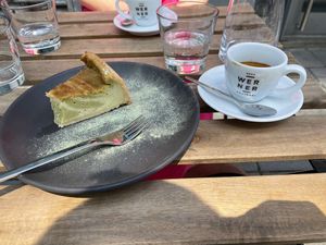 Matcha Cheesecake 😋 mit Café   at Das Suess'Kind Veganery in Vienna