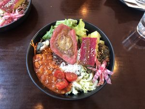Tagesallerlei mit Feuerbohneneintopf, Spinatingwermischmasch & Polentaschnitte, dazu Salat, Reis & Quinoa  at Das Suess'Kind Veganery in Vienna
