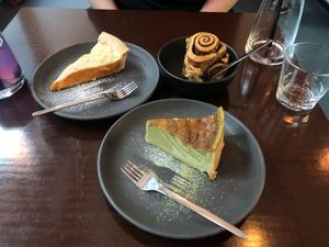Vegane Leckereien, Zimtschnecke, Marillentarte & Matcha-Cheesecake - Sooooo lecker  at Das Suess'Kind Veganery in Vienna