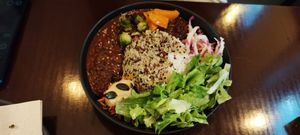 Plato del día quinoa, arroz, frijoles en salsa tomate at Das Suess'Kind Veganery in Vienna