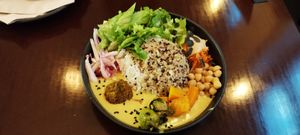 Curry quinoa, arroz y falafel at Das Suess'Kind Veganery in Vienna