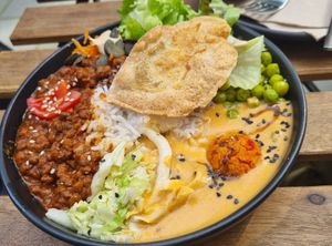 "Allerlei", one half Curry, other half Goulash at Das Suess'Kind Veganery in Vienna