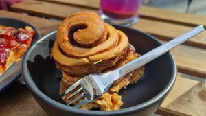 Cinnamon bun (Kind of) at Das Suess'Kind Veganery in Vienna