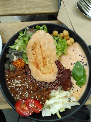 "Allerlei", Mix aus beiden Tagesgerichten at Das Suess'Kind Veganery in Vienna