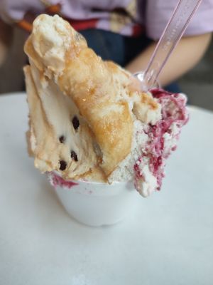 Strawberry cheesecake and caramel chocolate at Ainara Helados in Buenos Aires