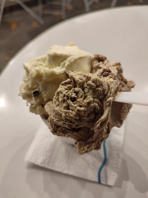 Maracuyá and tiramisu at Ainara Helados in Buenos Aires
