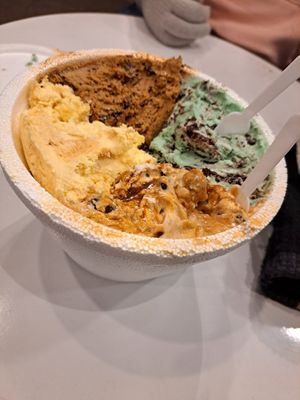 Tramontana, menta granizada, flan, y dulce de leche con ron. El dulce de leche fue mi favorito at Ainara Helados in Buenos Aires