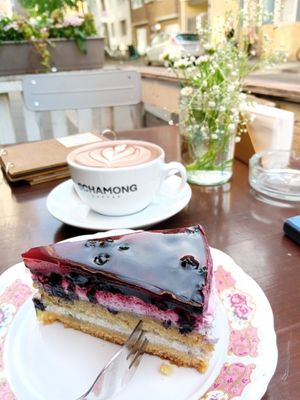 berry cake & hot chocolate at Café Rotkehlchen - Kalk in Cologne
