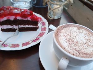 raspberry chocolate cake & hot chocolate at Café Rotkehlchen - Kalk in Cologne