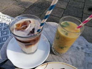 Iced decaf latte and smoothie at Barista Cafe Paddepoel in Groningen