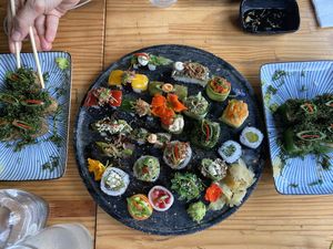 Sensacional a apresentação e sabor dos pratos do Hito. Na foto combinado de 23 peças. Hot roll de aspargo e uramaki de berinjela  at Hitô Vegano in Sao Paulo