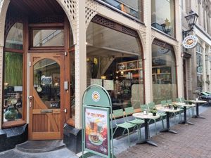 front + outdoor seating at Bagels & Beans in Leiden