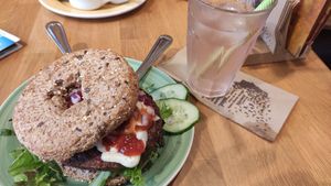 Wholewheat bagel with meatless burger pattie (€ 7,25) and pink ginger lemonade (€ 2,95) at Bagels & Beans in Leiden