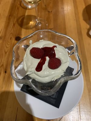 Mousse al pistacchio con salsa di lamponi, dopo qualche cucchiaiata non ne potevo più, troppo smagoso  at La Campaza in Fosso Ghiaia