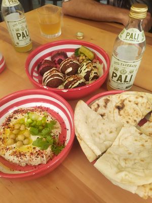 Oben: Allstars, links: Classic Humus at Servus Habibi in Munich