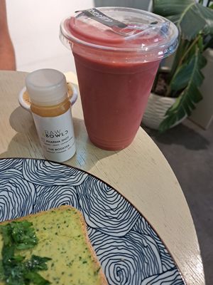 Pharma shot and Auntie oxidant smoothy at RAW & BOWL'D in Amman