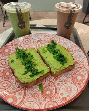 Green hummus + green perks and cocoa-lait smoothies at RAW & BOWL'D in Amman