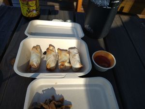 Porção de mini harumakis veganos com molho agridoce do chefe - 4 unidades at Japa Vegana in Sao Paulo