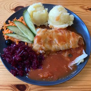 Kohlrouladen mit Kartoffelstampf und Salat  at Prasad in Szczecin