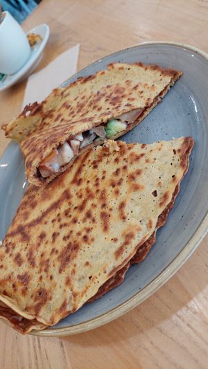 Crêpe with vegan chicken, mushroom, tomatoes and avocado at La Crepería Les Îles in Tenerife