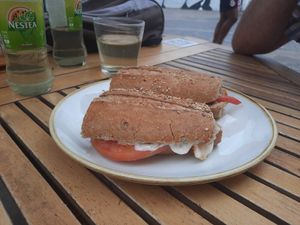 Bocadillo de pollo veggie, tomate, queso vegano y aguacate at La Crepería Les Îles in Tenerife