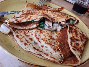 Crep Anaga: Mozzarella vegana, espinacas, champiñones,
nueces, “pollo veggie” y nata vegetal. at La Crepería Les Îles in Tenerife