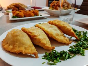 Sambusak: Teigtaschen mit Spinat für Veganer 
Mit halloumi für vegetarisch 
Mit Fleisch (( halal)) at Shahba Rose in Chemnitz