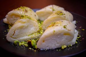 Halawa Jubn (( Syrische Süßigkeiten Mozzarella, Grieß, Milch, Pistazie))  at Shahba Rose in Chemnitz