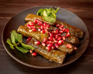 Gefüllte Weinblätter mit Reis und Granatapfel essence und Gewürze, Olivenöl ,vegan at Shahba Rose in Chemnitz