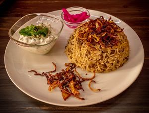 Linsen mit Reis und gebratene Zwiebeln mit Olivenöl und Zaziki  at Shahba Rose in Chemnitz