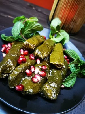 Gefüllte Weinblätter mit Reis und Granatapfel Essenz und andere Gewürze und Olivenöl . at Shahba Rose in Chemnitz